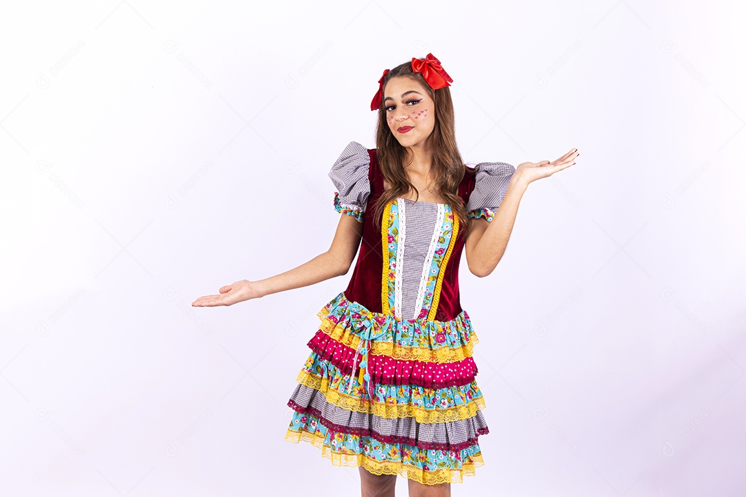 Jovem mulher fantasiada para comemorar festa junina