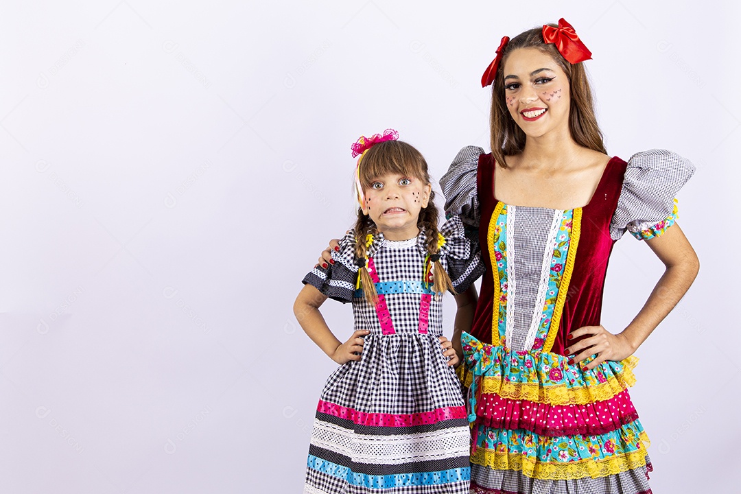 Lindas garotas com vestido para comemorar festa junina