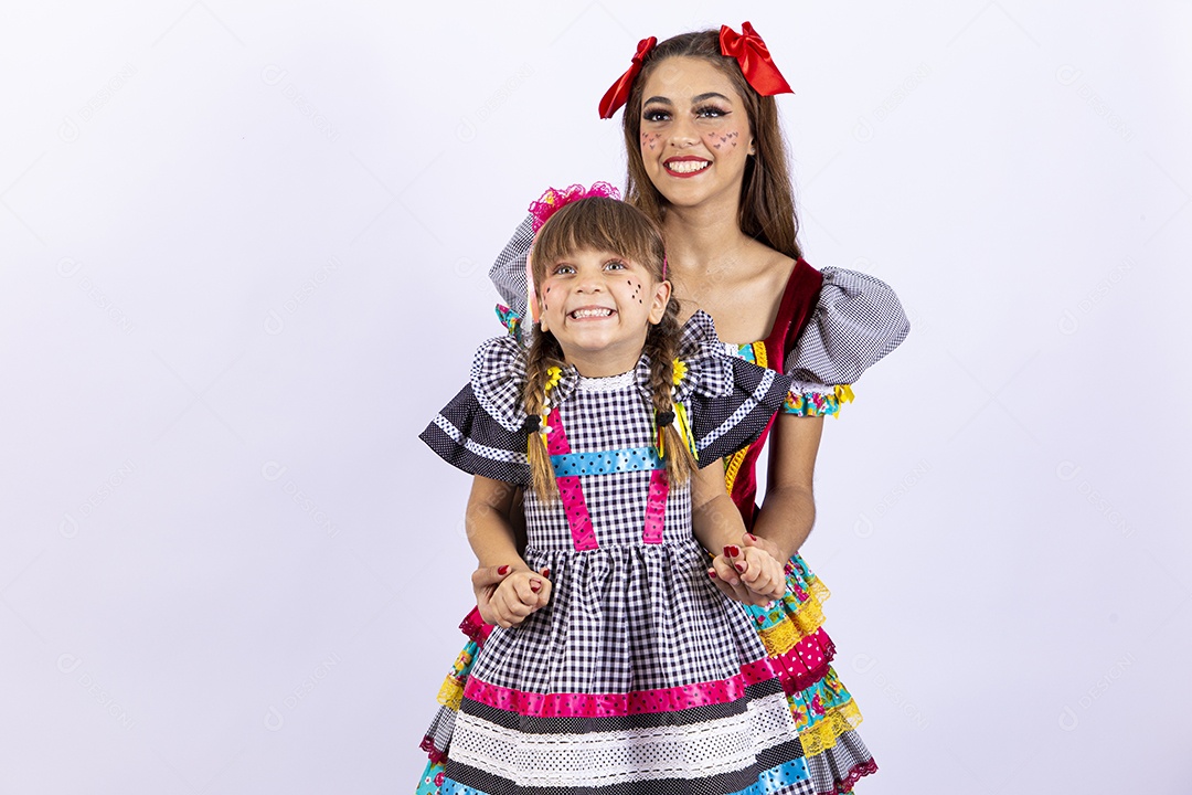 Lindas garotas com vestido para comemorar festa junina