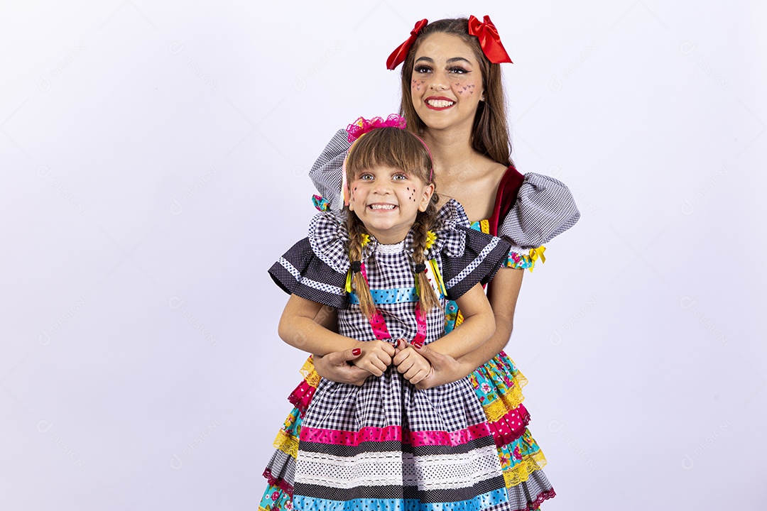 Lindas garotas com vestido para comemorar festa junina