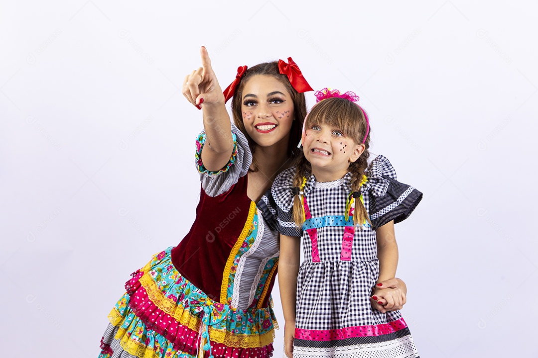 Lindas garotas com vestido para comemorar festa junina