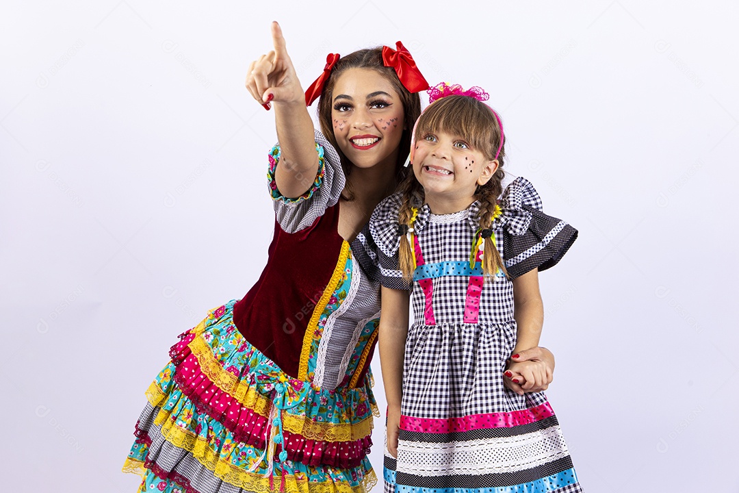 Lindas garotas com vestido para comemorar festa junina