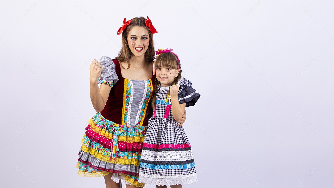 Duas meninas fantasiadas com vestido de festa junina