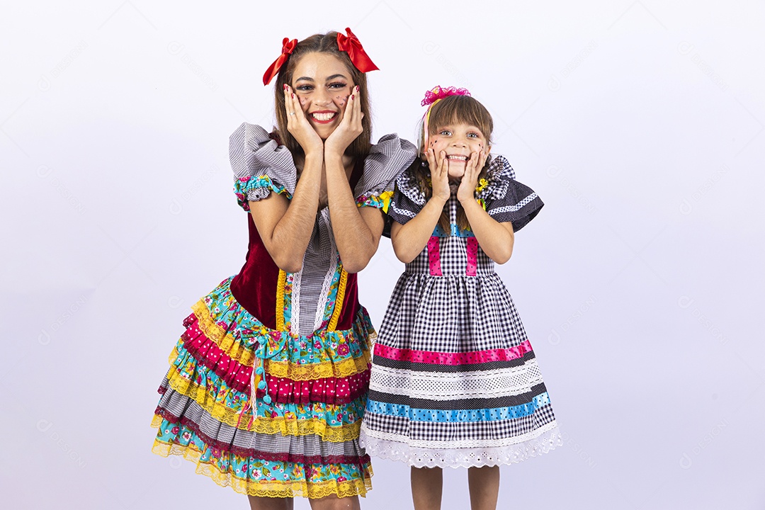 Duas meninas fantasiadas com vestido de festa junina
