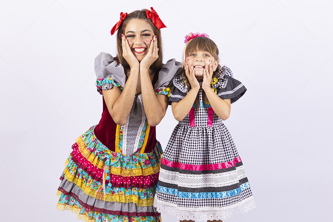 Duas meninas fantasiadas com vestido de festa junina