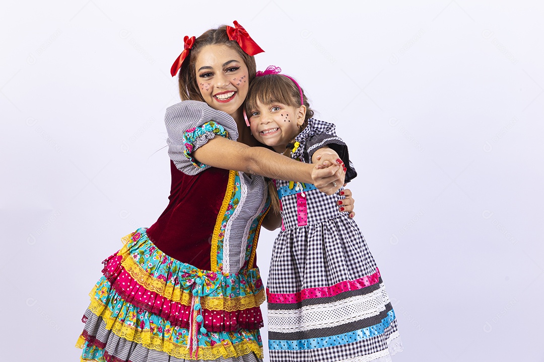 Duas meninas fantasiadas com vestido de festa junina
