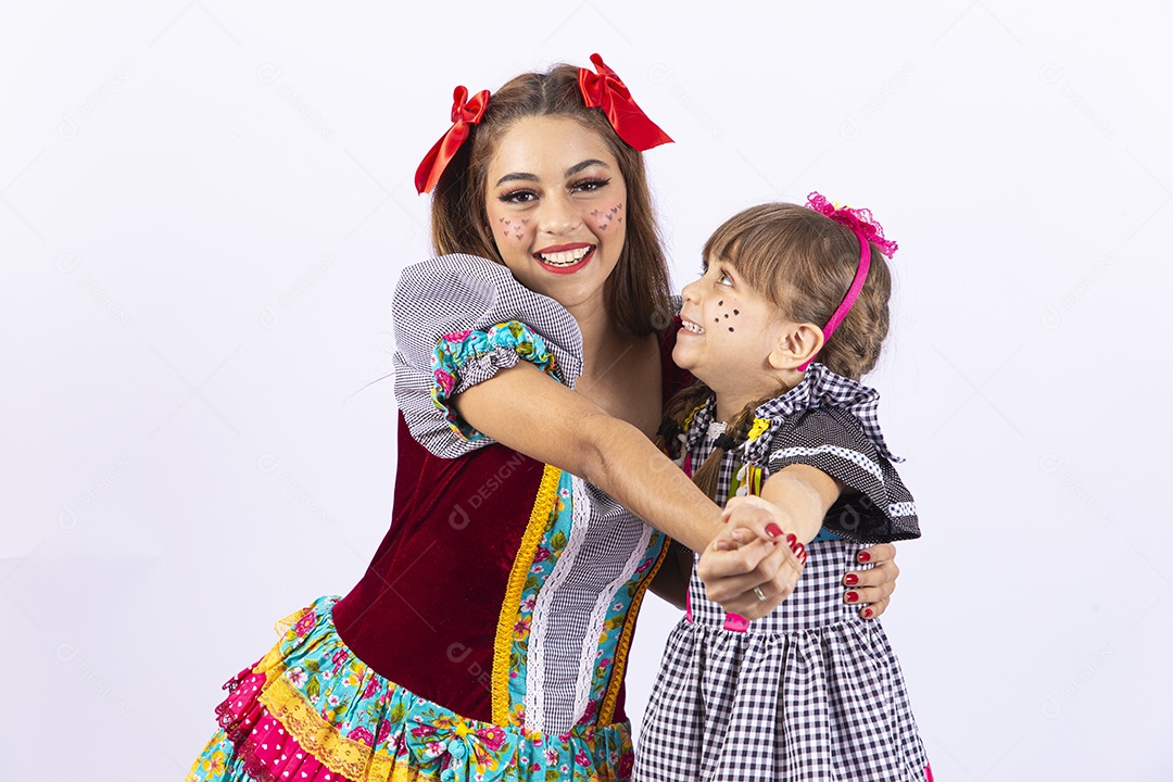 Duas meninas fantasiadas com vestido de festa junina