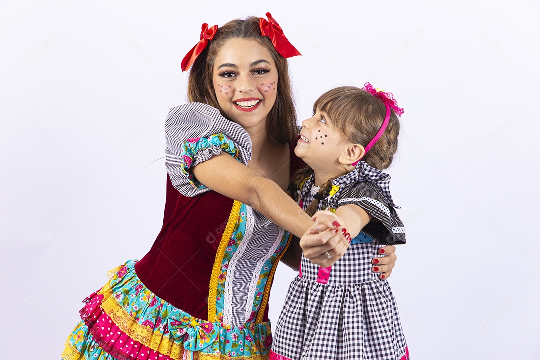 Duas meninas fantasiadas com vestido de festa junina