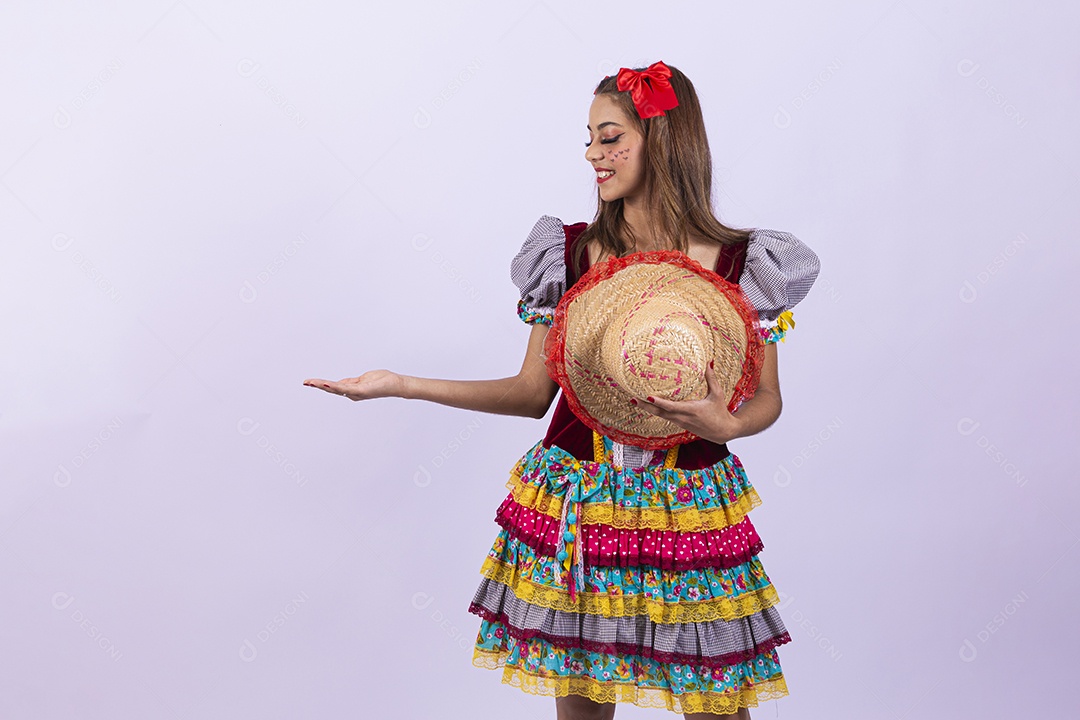 Linda mulher com vestido de festa junina