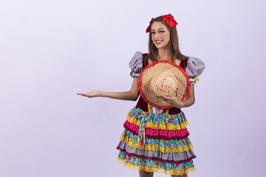 Linda mulher com vestido de festa junina