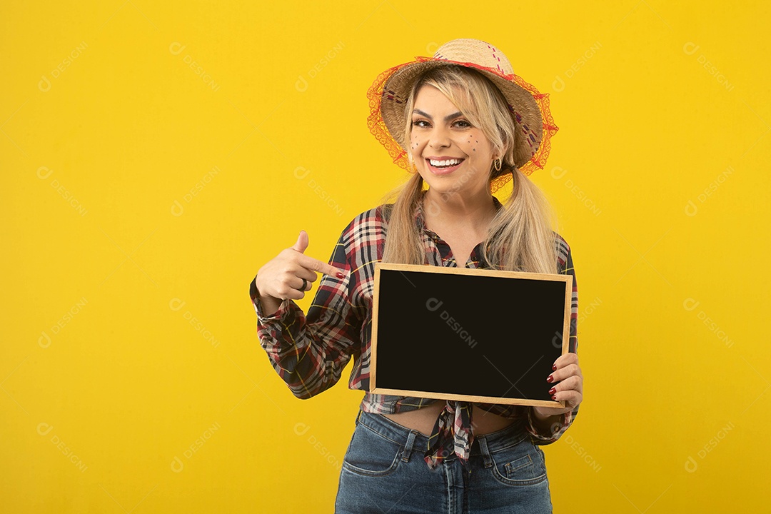 Linda mulher brasileira, com roupas de festa junina, em fundo amarelo.