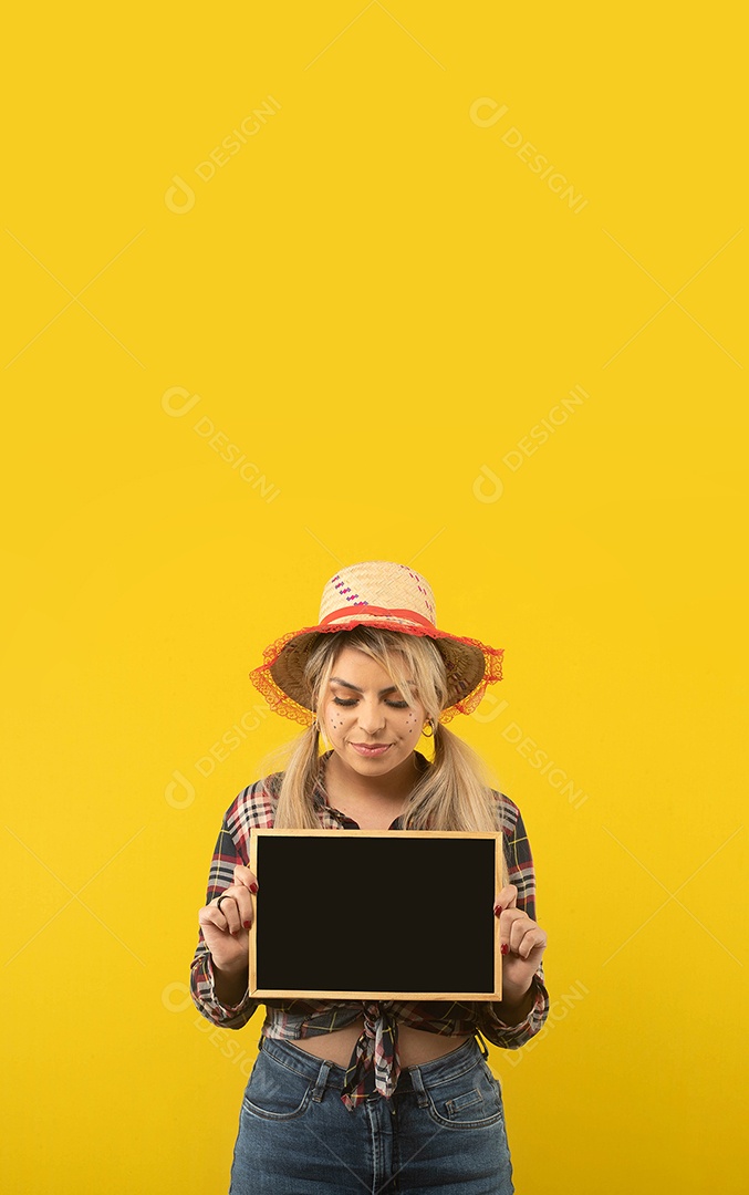 Linda mulher brasileira, com roupas de festa junina, em fundo amarelo.
