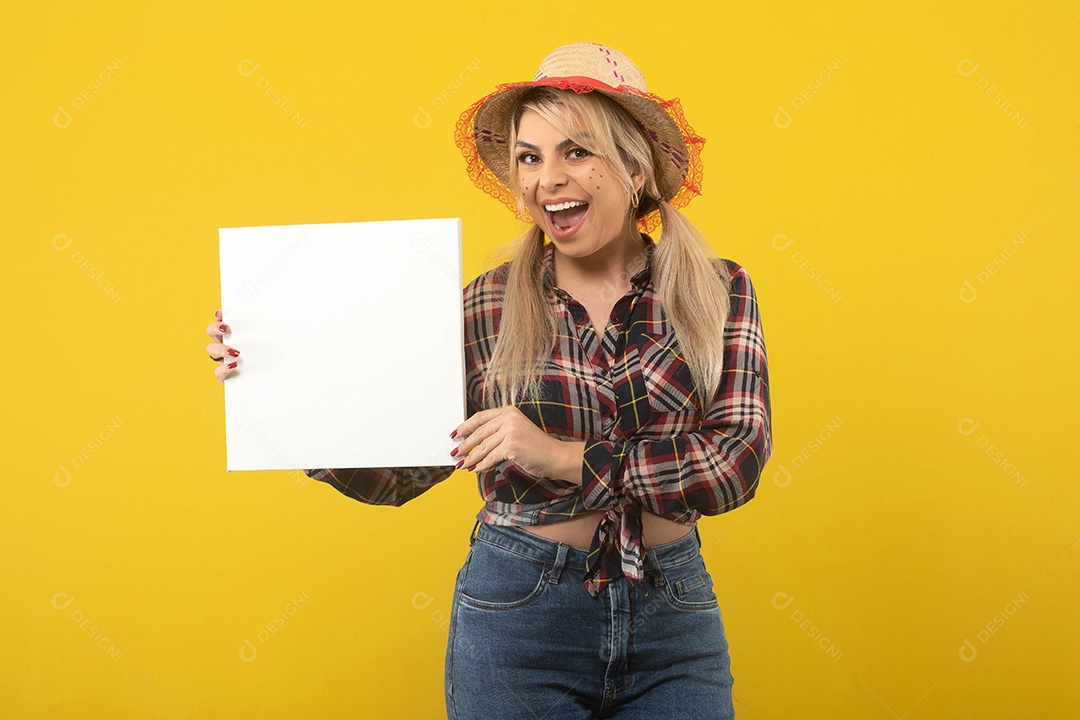 Linda mulher brasileira, com roupas de festa junina, em fundo amarelo.