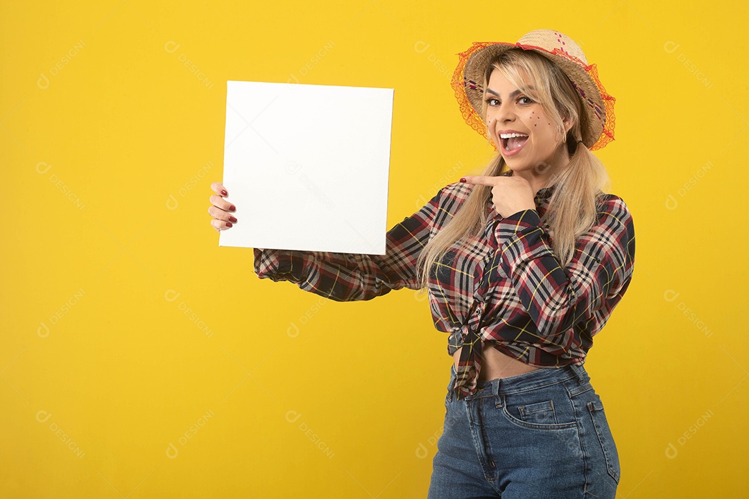 Linda mulher brasileira, com roupas de festa junina, em fundo amarelo.