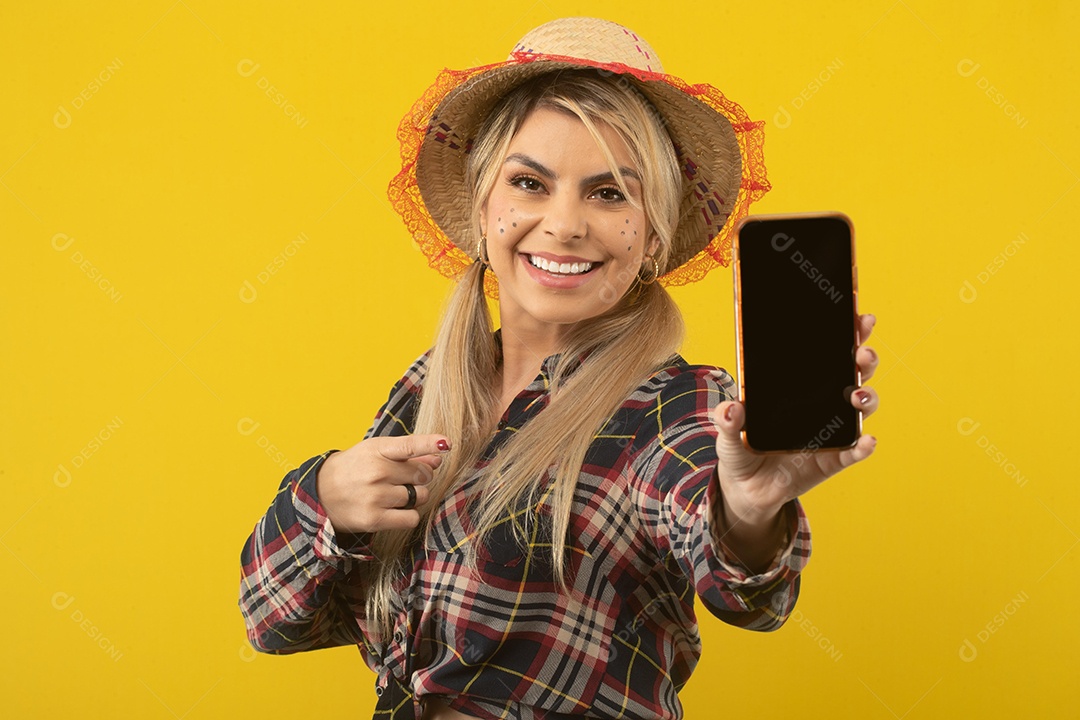 Linda mulher brasileira, com roupas de festa junina, em fundo amarelo.