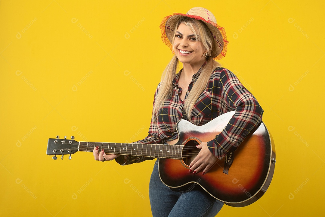 Linda mulher brasileira, com roupas de festa junina, em fundo amarelo.