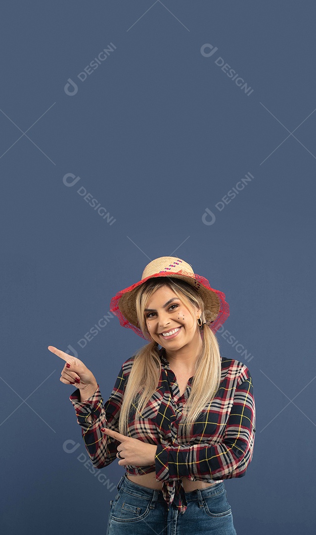 Linda mulher brasileira, com roupa de festa junina, sobre fundo azul.