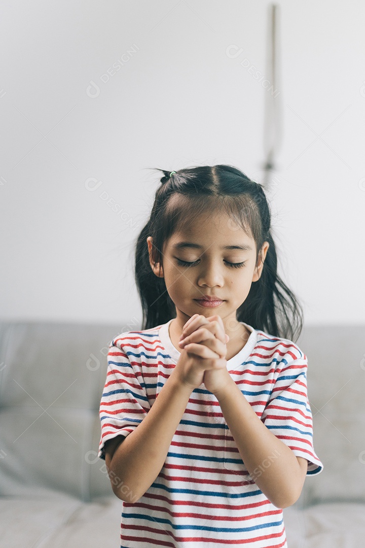 Linda garotinha fazendo oração
