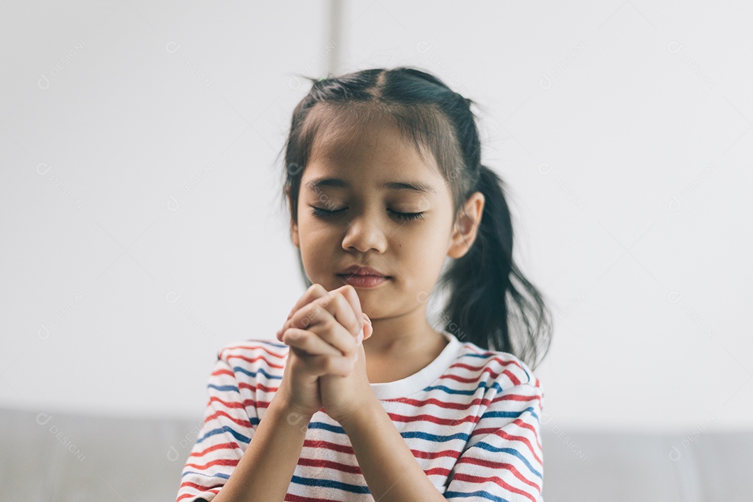 Linda garotinha fazendo oração