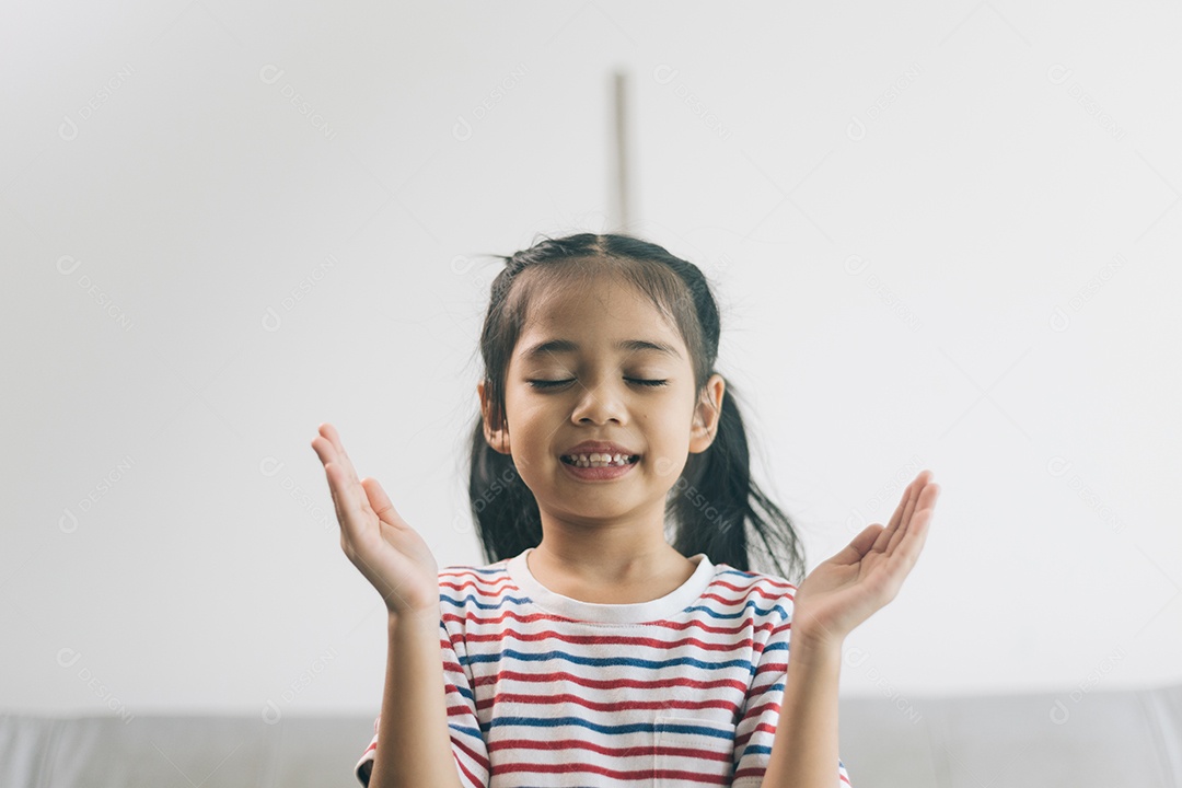 Linda garotinha fazendo oração