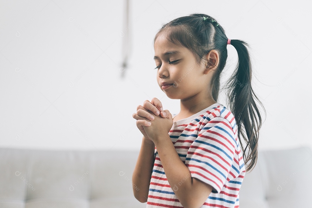 Linda garotinha fazendo oração