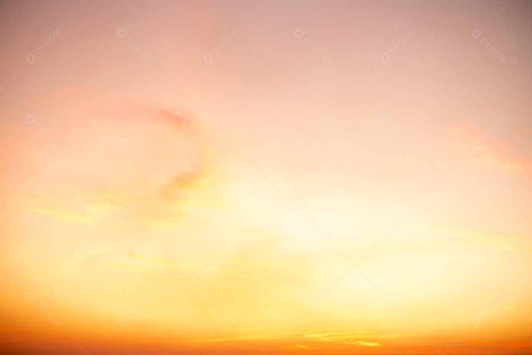 lindas e luxuosas nuvens de ouro laranja com gradiente suave e luz solar no céu azul perfeito para o fundo