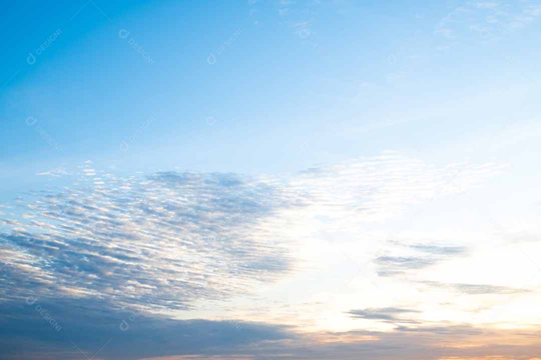 lindas e luxuosas nuvens de ouro laranja com gradiente suave e luz solar no céu azul perfeito para o fundo, aproveite a noite
