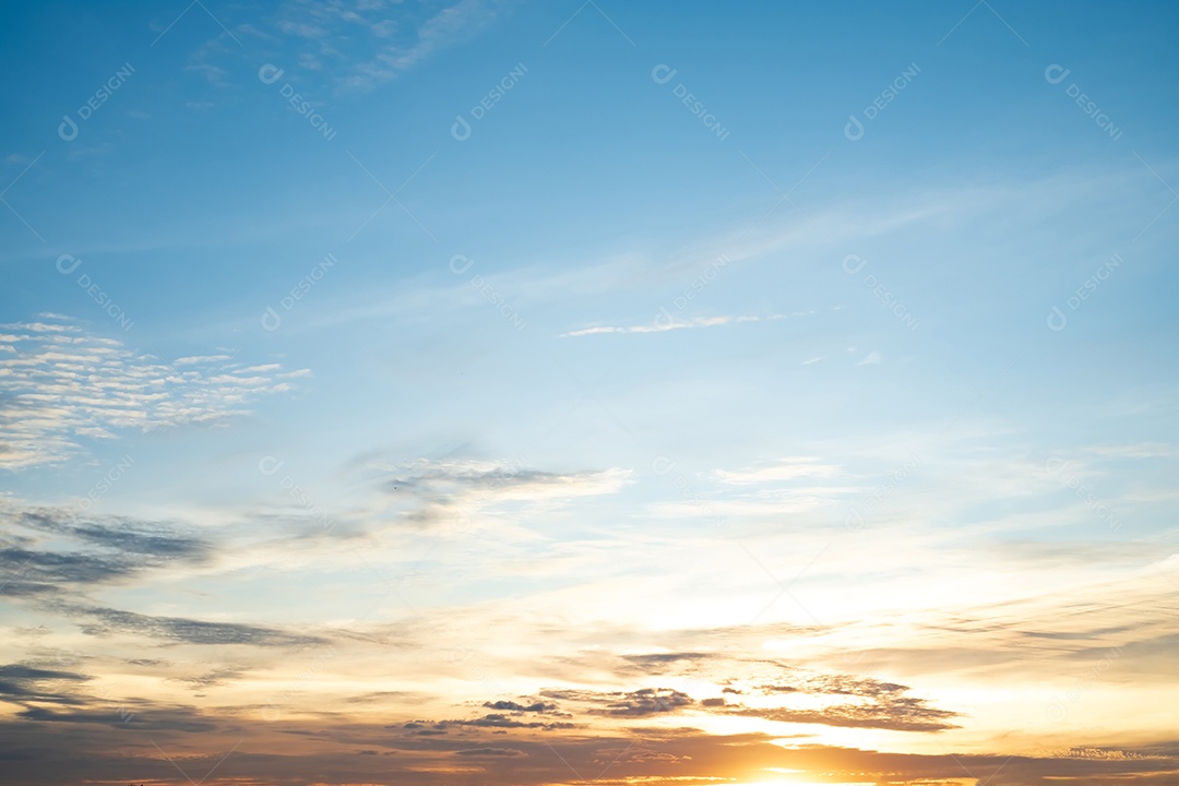lindas e luxuosas nuvens de ouro laranja com gradiente suave e luz solar no céu azul perfeito para o fundo, aproveite a noite