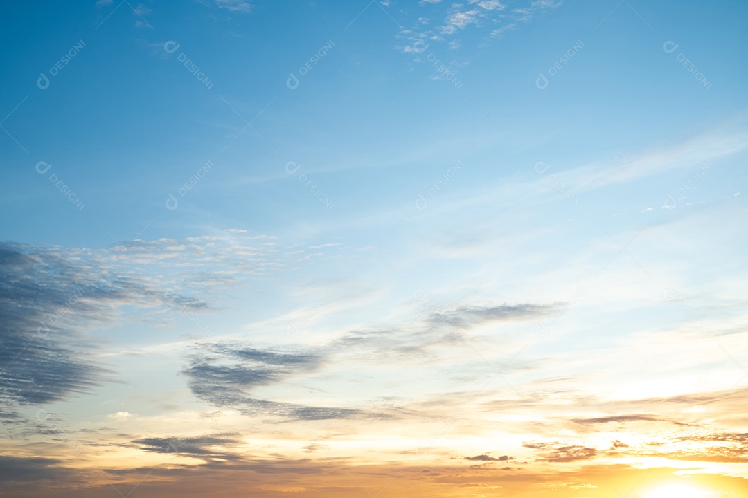lindas e luxuosas nuvens de ouro laranja com gradiente suave e luz solar no céu azul perfeito para o fundo, aproveite a noite