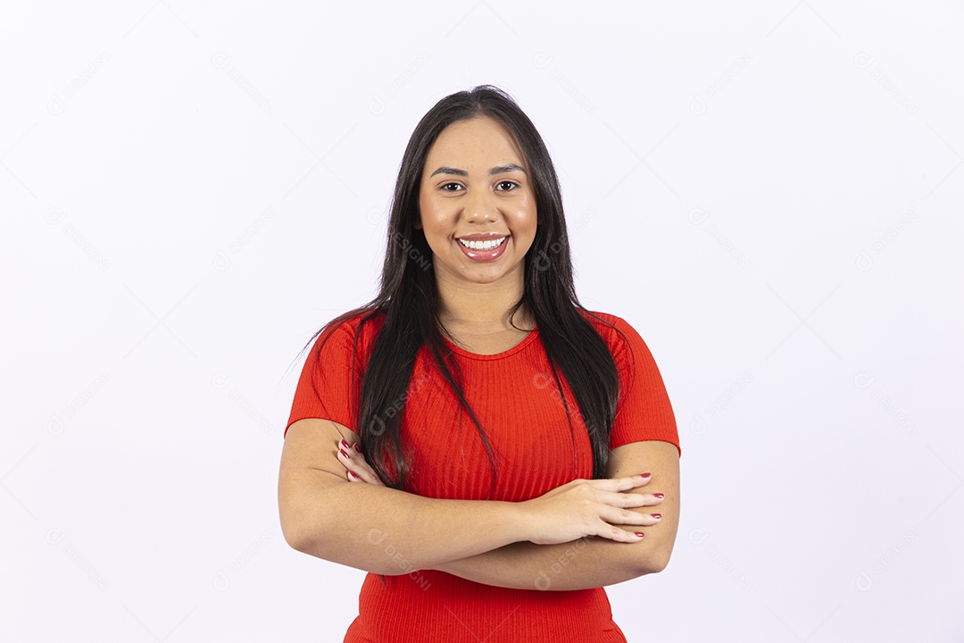 Linda mulher sorridente em fundo branco