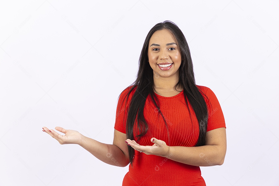 Linda mulher sorridente em fundo branco