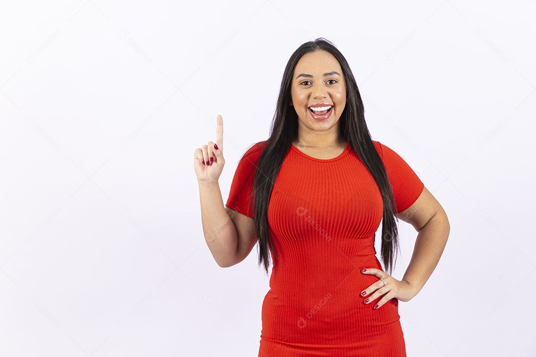 Linda mulher sorridente em fundo branco