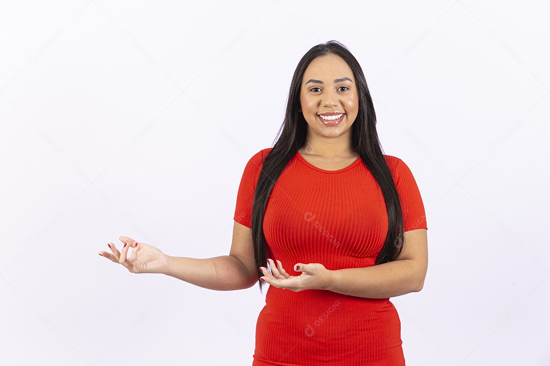 Linda mulher sorridente em fundo branco