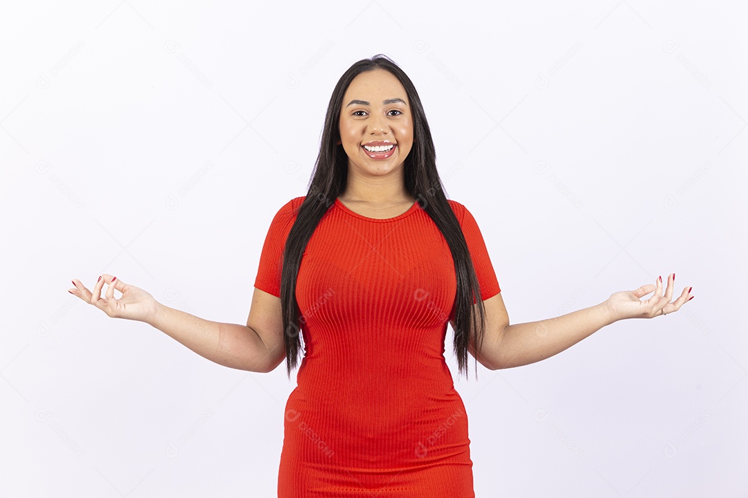 Linda mulher sorridente em fundo branco