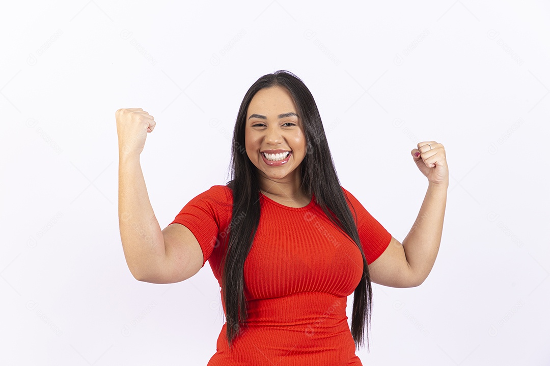 Linda mulher sorridente em fundo branco