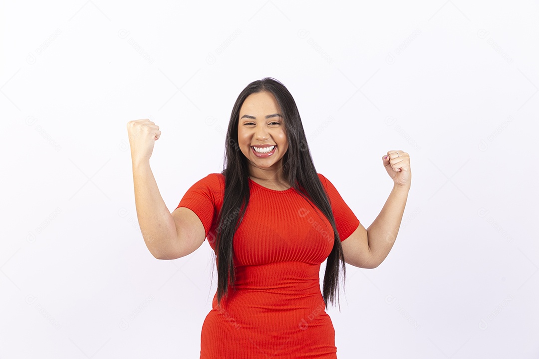 Linda mulher sorridente em fundo branco