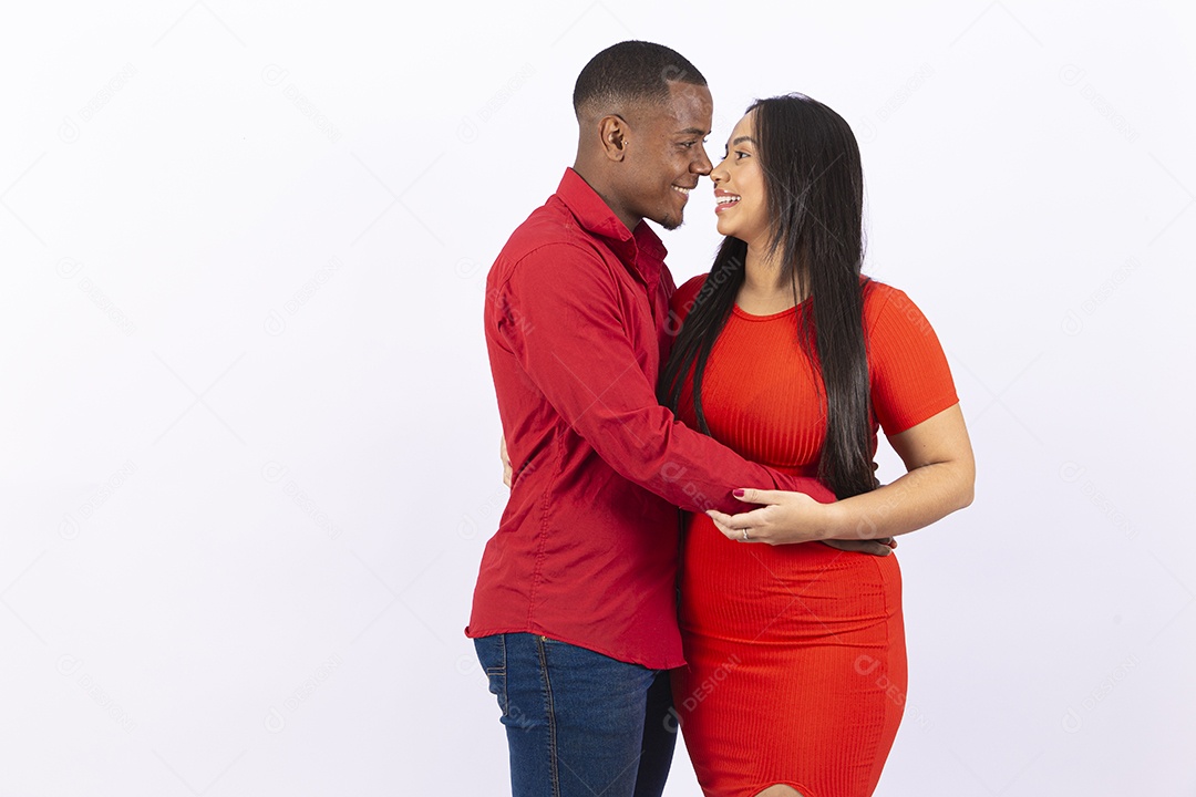 Lindo casal sorridente em fundo branco