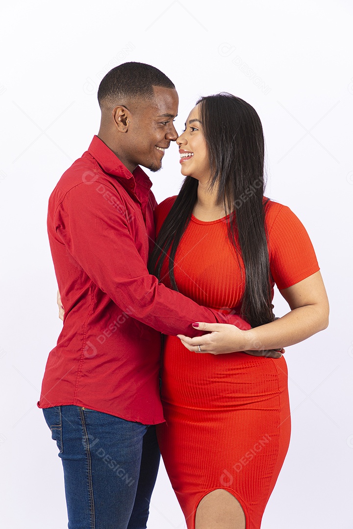 Lindo casal sorridente em fundo branco