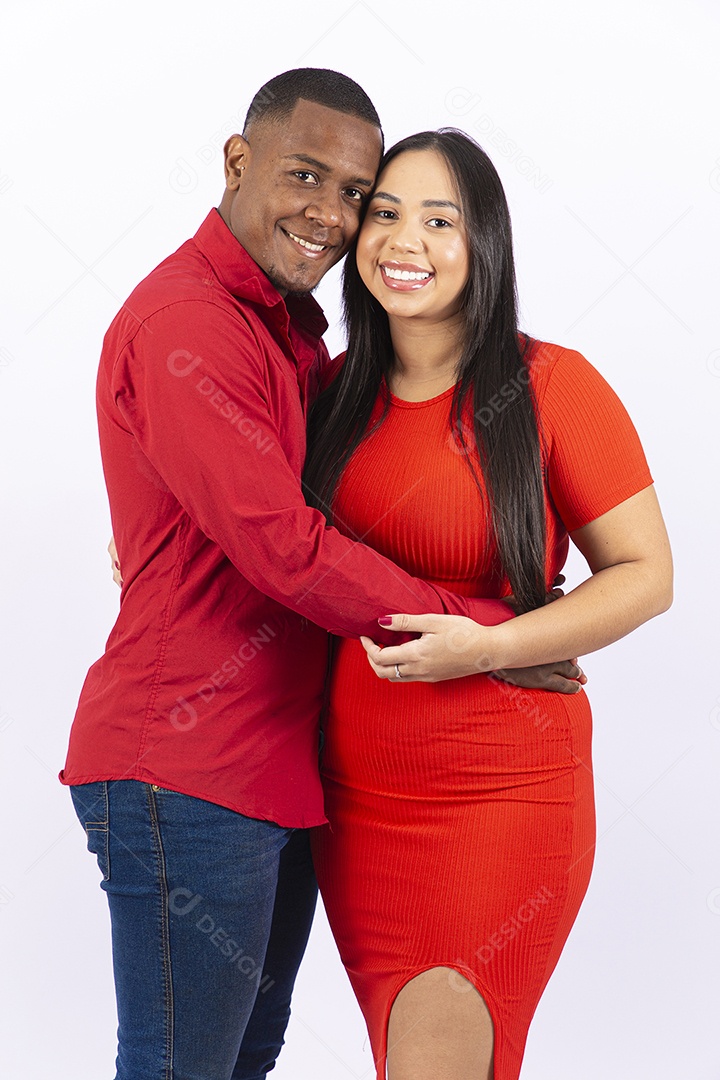 Lindo casal sorridente em fundo branco