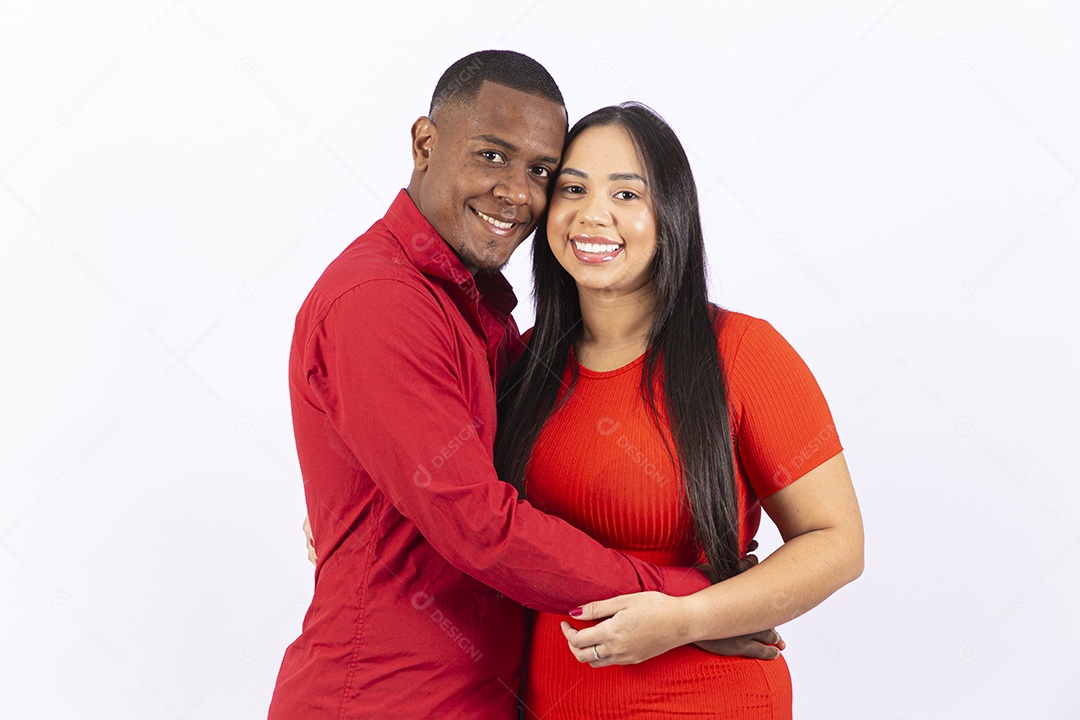 Lindo casal sorridente em fundo branco