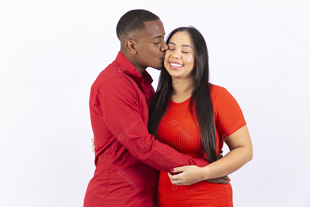 Lindo casal sorridente em fundo branco