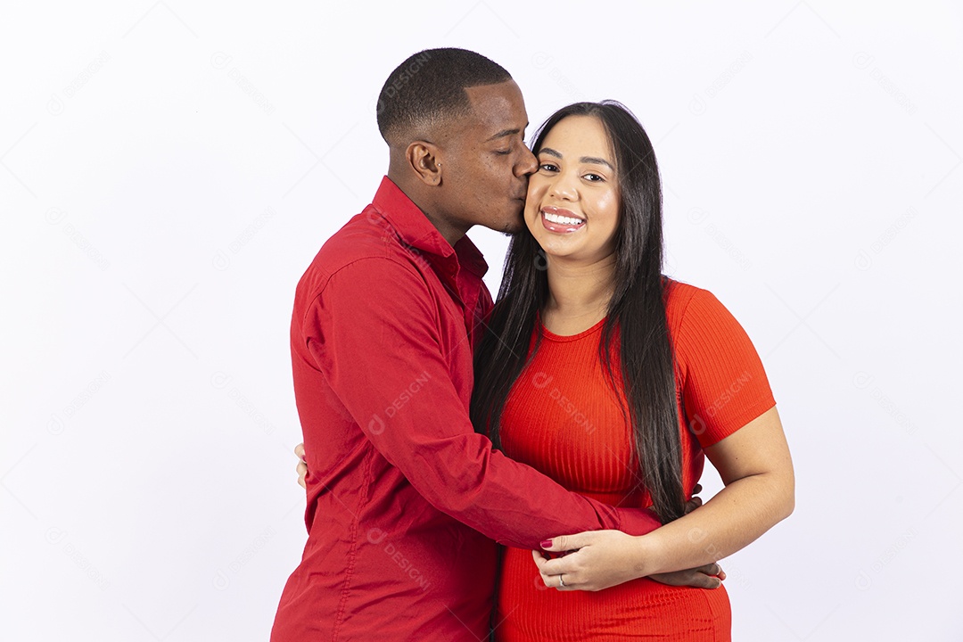 Lindo casal sorridente em fundo branco