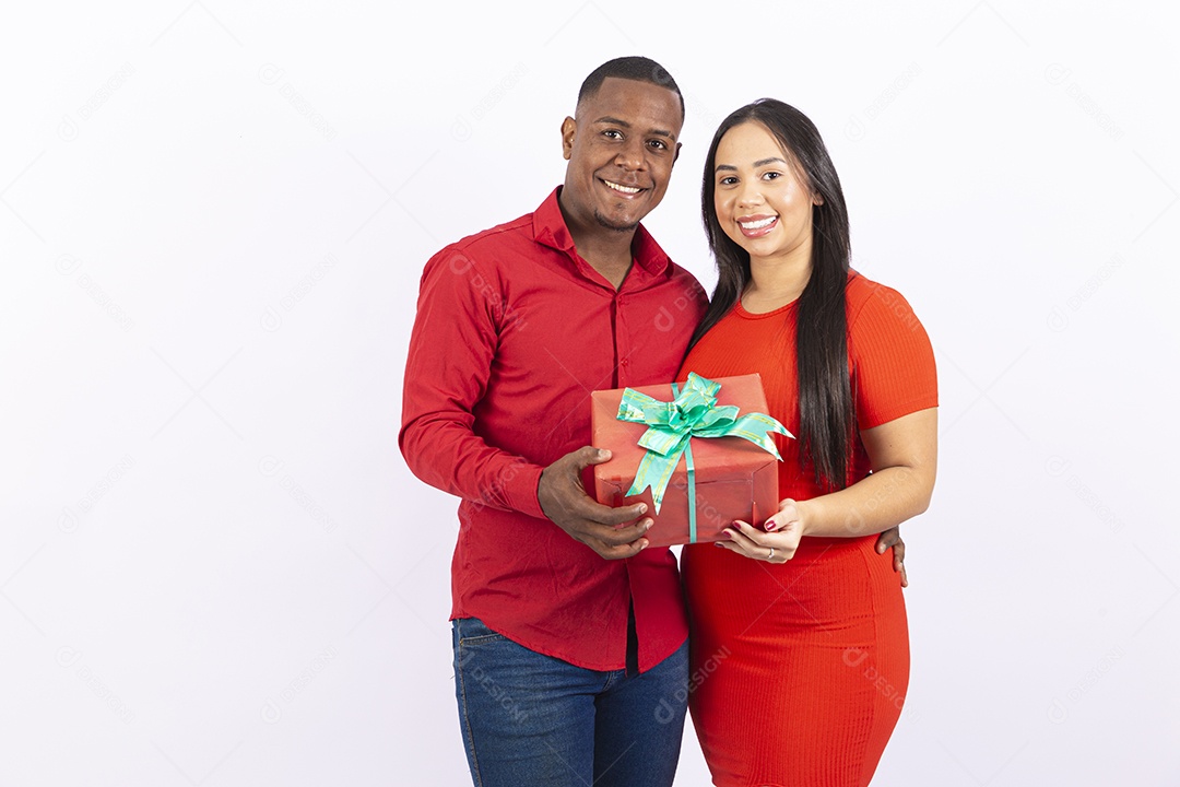 Lindo casal sorridente em fundo branco