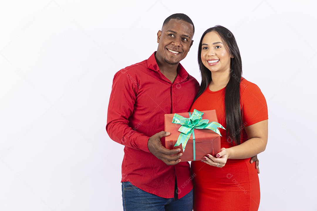 Lindo casal sorridente em fundo branco
