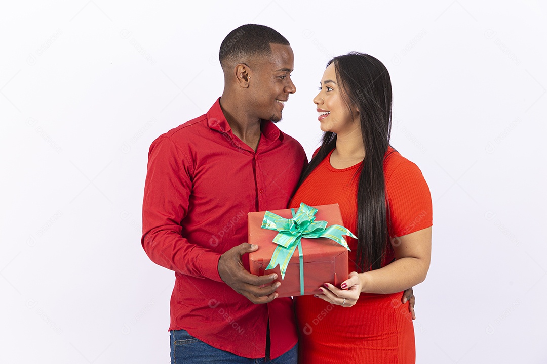 Lindo casal sorridentes em fundo branco