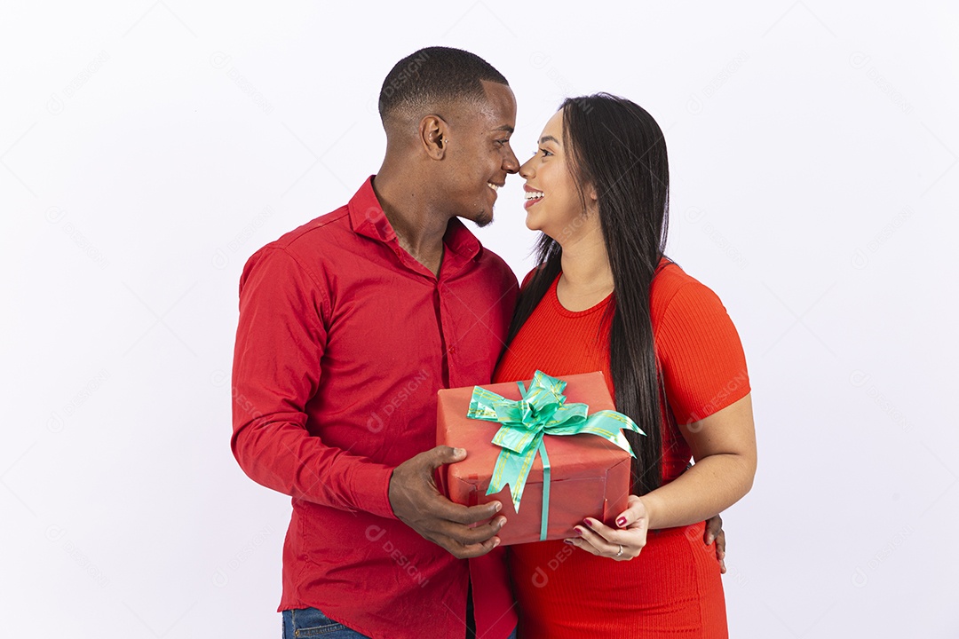 Lindo casal sorridentes em fundo branco