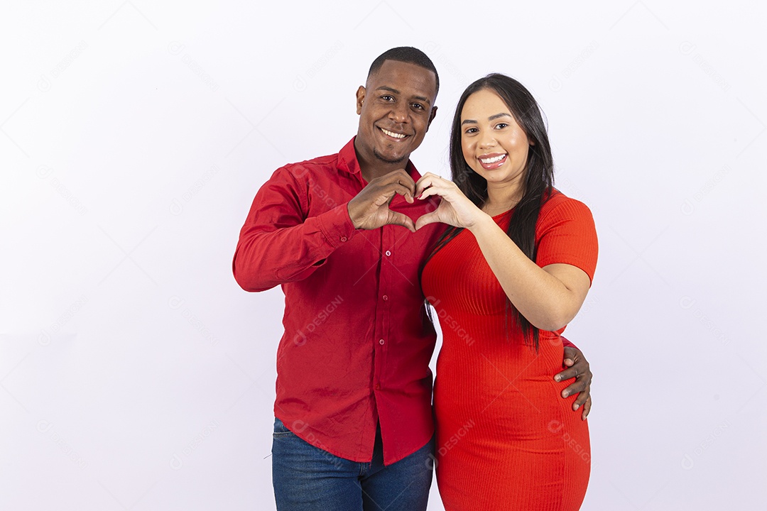 Lindo casal sorridentes em fundo branco