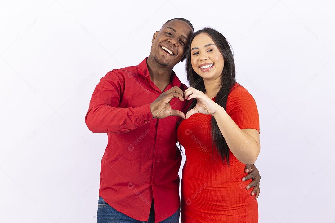 Lindo casal sorridentes em fundo branco
