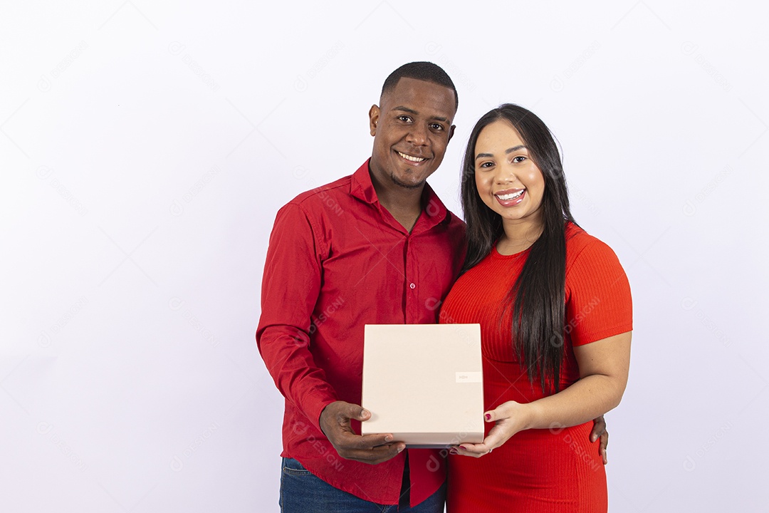 Lindo casal sorridentes em fundo branco