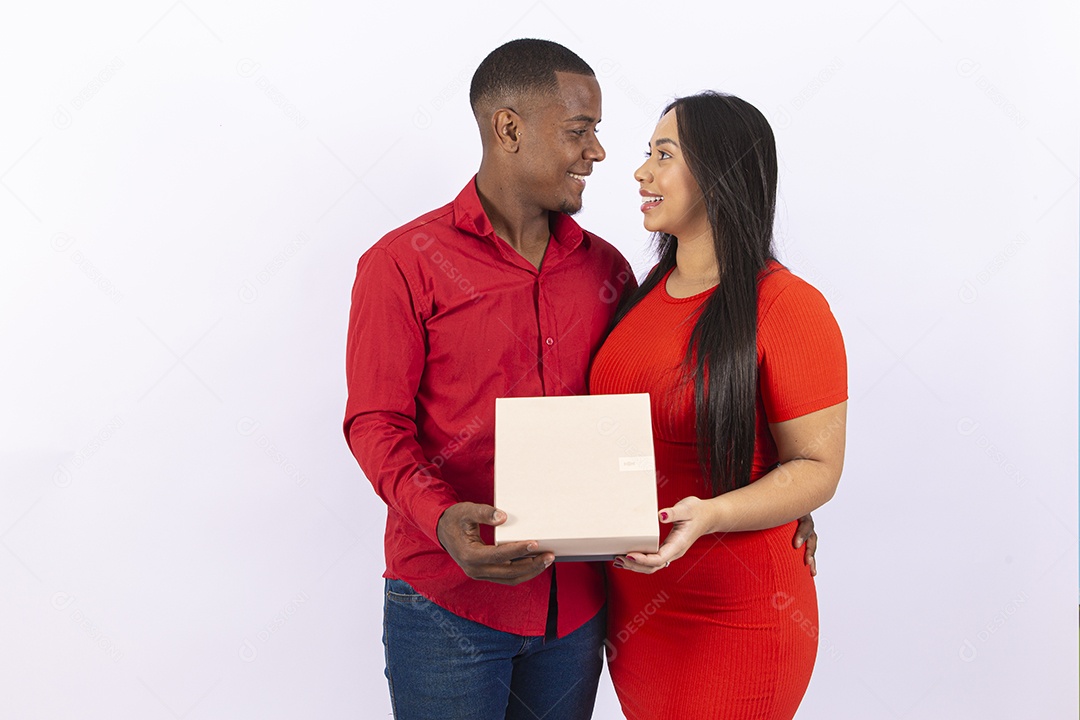 Lindo casal sorridentes em fundo branco